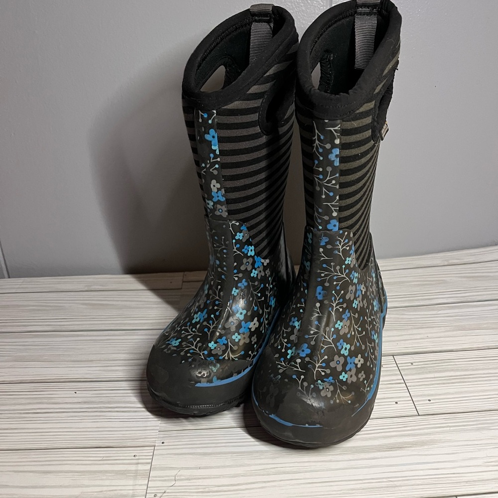 BOGS WINTER BOOTS SIZE 11 Kids